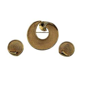 Vintage BSK Gold Tone Textured Swirl Round Brooch Clip-On Earrings Demi Parure